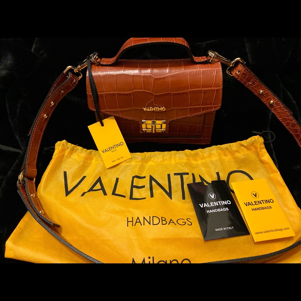 Can be a hand bag or crossbody